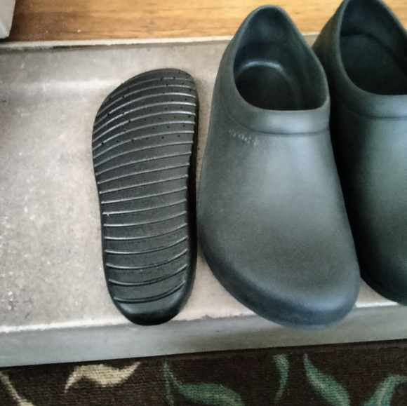 Unisex Crocs - Picture 5 of 10